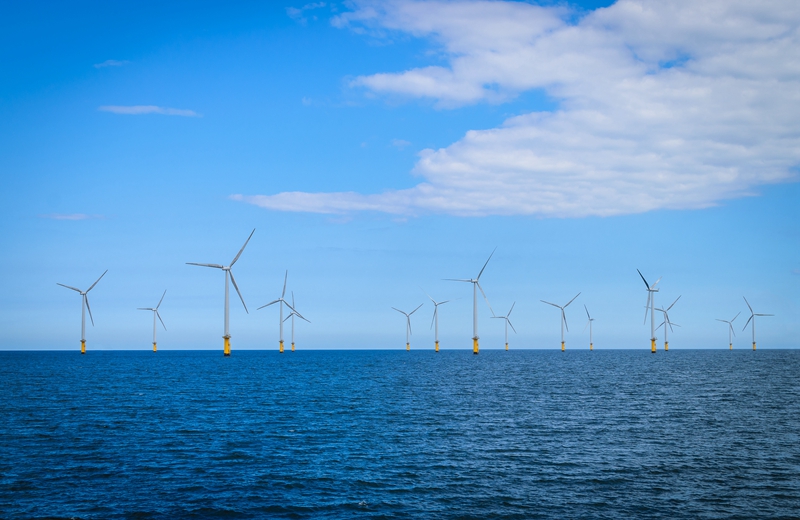覓知網_藍色天空下風電場下施工英格蘭的海上風電機組新能源發(fā)電_1553321.jpg